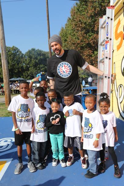 Con dei giovani fan al Lester Community Center di Memphis, l’anno scorso (Getty Images)